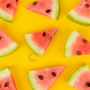 以亮黄色背景切片成熟的多汁西瓜平面顶部视图图片