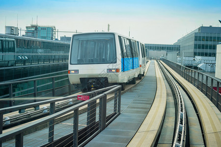 电销平台列车往返于德国法兰克福机场终点站之间的列车交通背景