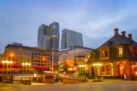 露天风光照亮的市中心风景现代的摩天草和餐厅棕褐色是主要德国图片