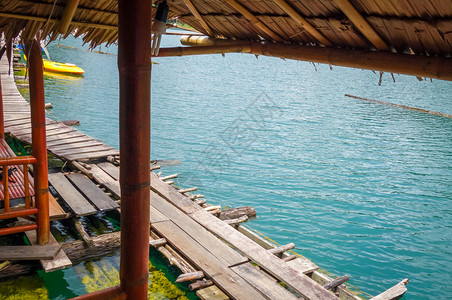 浮动平房细节在卓兰湖考索泰国泰国考索赤兰湖的浮动平房图片