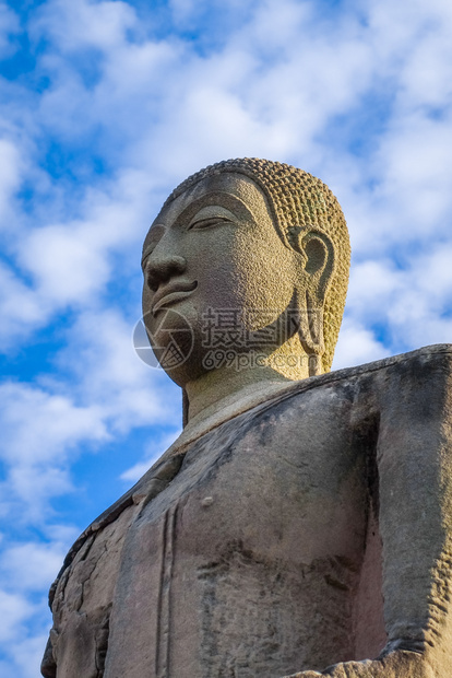 瓦查特纳拉姆寺庙的布丁达雕像拜塔亚泰兰图片