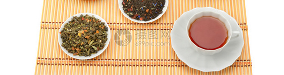 茶叶和在白色背景上隔绝平坦的躺下顶部景色宽广照片图片