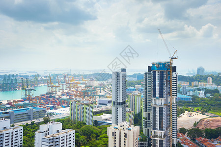 现代摩天大楼建筑工地正在设中背景的工业货运港图片