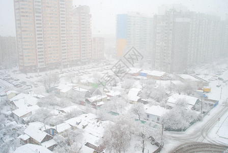 住宅区冬季降雪与城市现代化公寓楼和旧私人住宅kievuraine形成对比图片