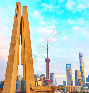 上海的日落天线与人民和的纪念碑英雄图片