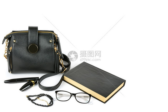 女优雅的附属品包眼镜书化妆品和珠子白色背景隔离图片