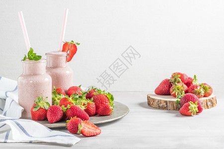 餐桌上的玻璃罐中草莓奶昔或冰淇淋饮食有机品带复制空间的顶视图图片