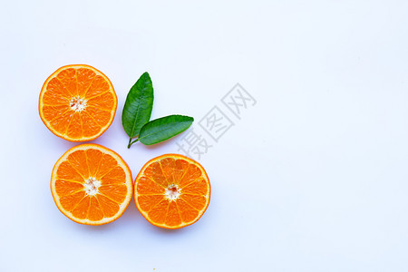 新鲜的柑橘旁放了两片叶子图片
