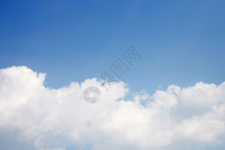 带云的蓝色天空背景复制间图片