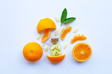 白底带橙子水果的维生素C瓶和药丸复制空间图片