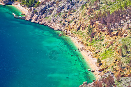 在Biokv山悬崖下空中观测到的隐蔽海滩达马提亚的尔斯卡狂欢克罗提亚图片