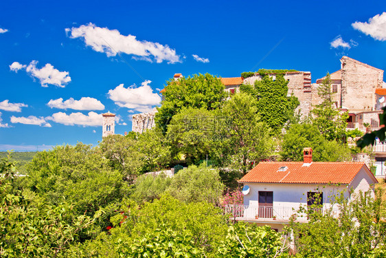 绿山观的花岗岩村克罗阿提亚的伊斯特里地区图片