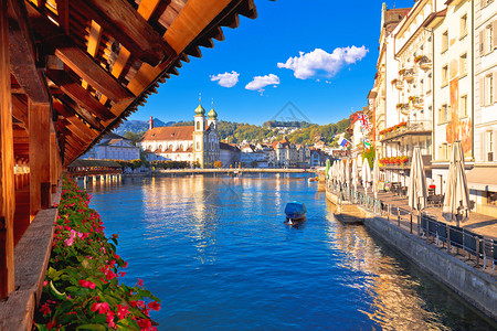 位于瑞士中部城镇的Luzern和海滨地标黎明景的Kapelbrucke历史木桥图片