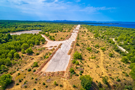 被废弃和的Zadrsepuin空中观察机场跑道Croati的dlmti地区图片