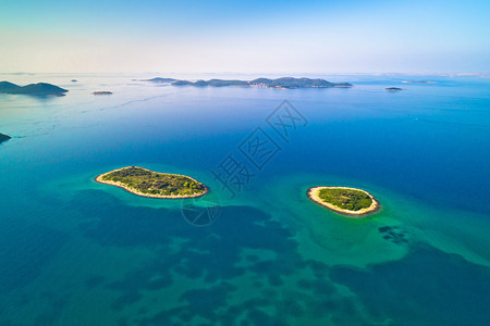 萨达尔群岛空中观察的两座孤独石头岛屿Croati的dlmti地区图片
