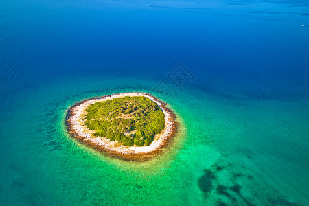 萨达尔群岛空中观察的孤寂石岛croati的dlmti地区图片
