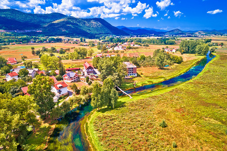 色彩多的伽卡河谷田地和流空中夏季风景croati的立卡地区图片