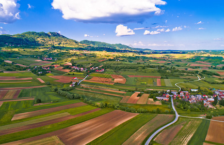 Kalnik山和绿地景观村空中察croatifgoje地区图片