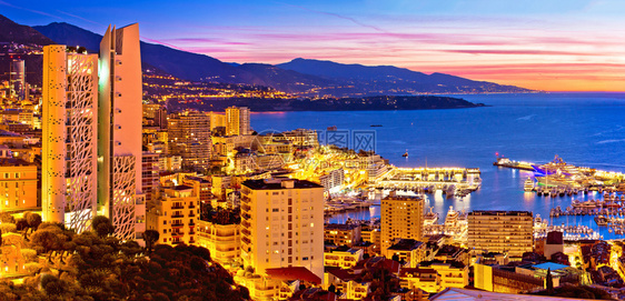 从摩纳哥公国俯瞰蒙特卡洛城市景色丰富多彩的夜晚全景图片