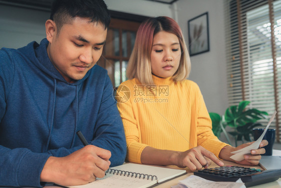 女和男一起做文书工作在线缴纳笔记本电脑税图片