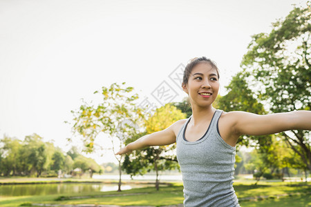 瑜伽对公园湖边的健康有好处体育和健康的生活方式概念图片