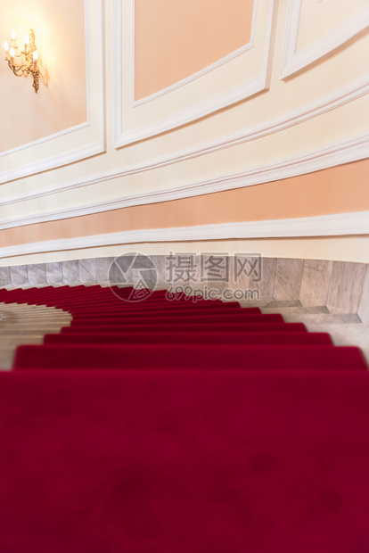 由大理石制成的螺旋楼梯上红色地毯图片