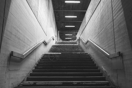 黑色和白的图像有楼梯从位于德国Schwabisc大厅的公共汽车站起图片