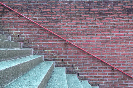 红色砖墙和水泥楼梯旁的手栏图片