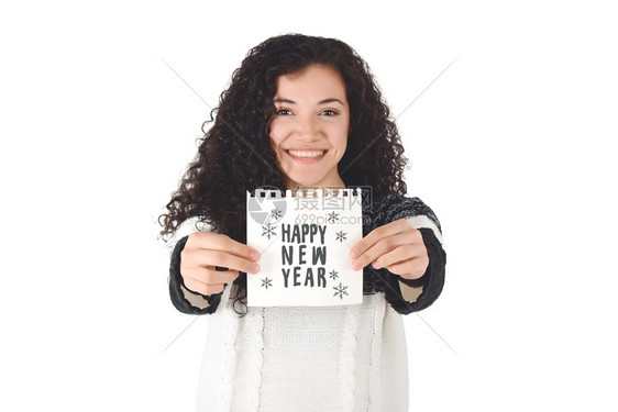 年轻拉丁女人拿着空白纸条孤立的色背景图片
