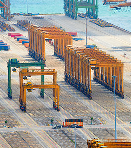 空货运托港沙拉波尔码头空航中观察处的工业设备货运起重机和钢铁建造图片