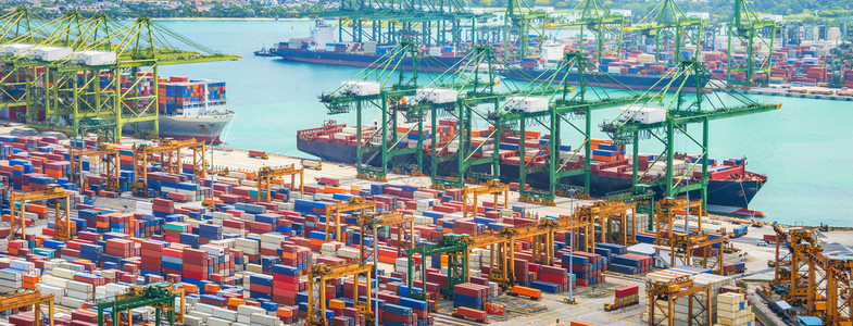 装有起重机和货物集装箱背景为海礁的码头在幼阿波罗工业港口的货轮空中航全景图片