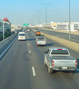 在高速公路上搭乘汽车载摩埃安国际机场BangkoThailnd图片