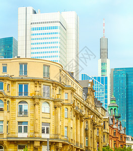 现代建筑的风景法兰富特的主要城市在高覆雨天下德国图片