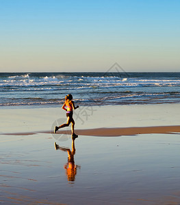 女人在海边奔跑图片