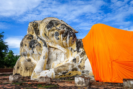 卧佛雕像在watlokayasutharam寺庙大城府泰国卧佛泰国大城府罗卡雅苏塔兰寺图片