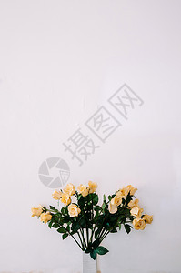 陶瓷花瓶中的美丽黄色玫瑰花束古旧的光彩墙代玫瑰花束图片