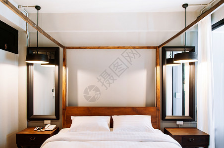 2014年月日feb24年chiangm泰国亚洲当代老旧酒店卧室有木制四张海报床白枕头天花灯图片