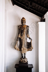 2014年月日feb24年chiangmthlnd美丽的旧木雕刻站立的布丁雕塑北塔伊风格的拉纳白墙背景的古董布丁图片
