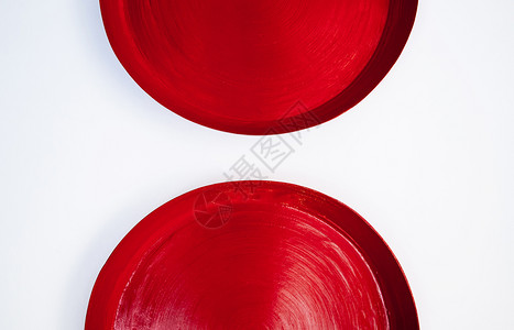 白色背景的红木制花瓷盘图片