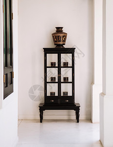 在阳台上有北泰式黑色古董花瓶和盒子背景图片