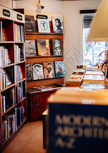 eb12chiangmthlnd在木架上收集各种书在小型店中突出重点前景图片