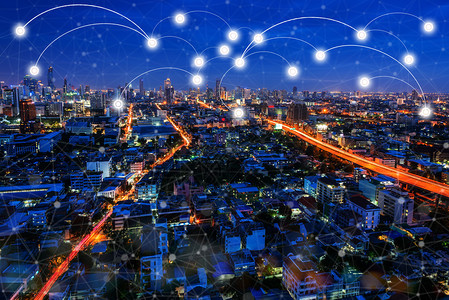 智能城市的现代无线连接技术关闭全球连接线和点在商业中心城市的夜间图片