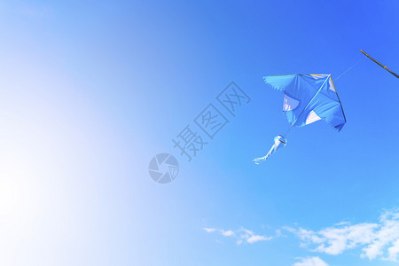 风筝在蓝天飞翔自由空间复制生活和探索者旅行概念图片