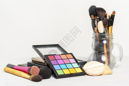 化妆品彩妆工具放在桌上图片