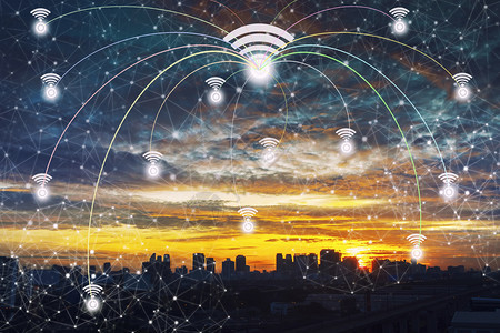 日落时在现代商业市中心与美丽的天空相连接有线符号的wif图标无线网络连接技术概念图片
