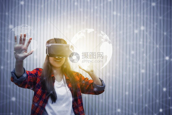 年轻女使用vr技术在家里工作看电影和玩游戏现代生活技术图片