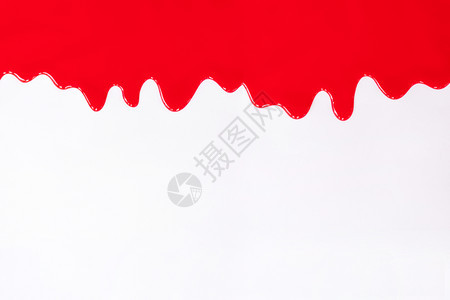 白色背景的红油漆滴图片