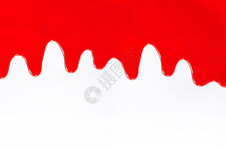 白色背景的红油漆滴图片