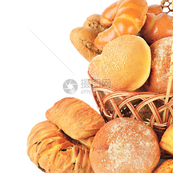 甜点面包和粉制品放在白色背景的篮子中免费文本空间图片