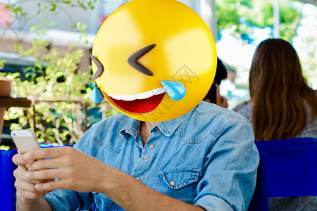 使用智能手机的emoji头人图片